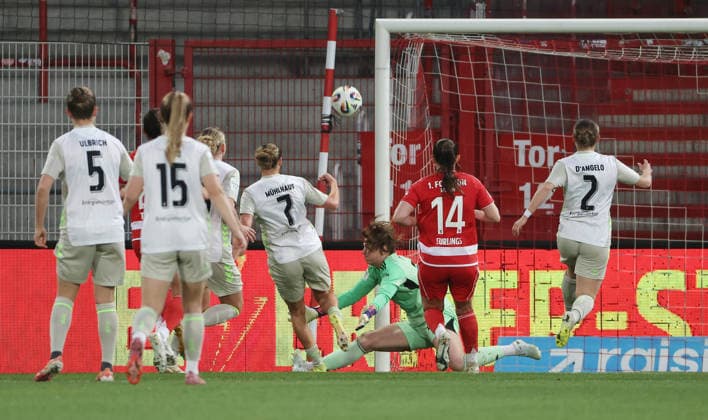 Goalkeeper Nadine Böhi saves penalty kick against Larissa Mühlhaus and the follow-up shot duel Match scene Action Sport Football Soccer Womens Bundesliga 21 Matchday Season 2025 2026 23 03 2026 1 FC Union Berlin vs SV Werder Bremen DFL regulations prohibit any use of photographs as image sequences and or quasi video