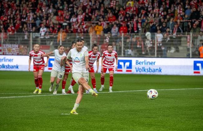 Soccer, Women, Season 2025 2026, Google Pixel Women Bundesliga 21 Matchday , 1 FC Union Berlin Werder Bremen, Larissa Mühlhaus Werder Bremen fails to score a penalty against goalkeeper Nadine Böhi not in picture, 1 Women 1 FC Union , 23 03 2026, Copyright: xMatthiasxKochx