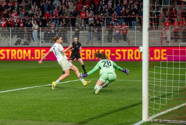 Soccer, Women, Season 2025 2026, Google Pixel Women Bundesliga 21 Matchday , 1 FC Union Berlin Werder Bremen, Larissa Mühlhaus Werder Bremen first failed to score from the penalty spot and then here in the follow-up shot against goalkeeper Nadine Böhi 1 Women 1 FC Union , 23 03 2026, Copyright: xMatthiasxKochx