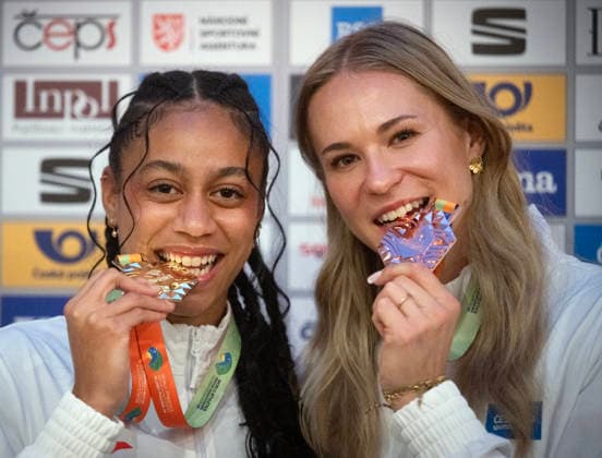 Sport Bilder des Tages From left: Lurdes Gloria Manuel, indoor world champion in the 400-meter dash, and Amalie Svabikova, bronze medalist in the pole vault, during a press conference, PK, Pressekonferenz upon their return from the World Indoor Athletics Championships in Torun, Poland, on March 23, 2026, in Prague. (CTKxPhoto MichaelaxRihova) CTKPhotoP2026032306933  CTKPhotoP2026032306933
