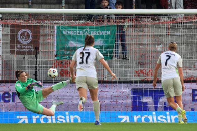 DEU, 2 BL, Frauen, 1 FC Union vs Werder Bremen, 23 03 2026, Stadion Alte Foersterei, Berlin, DEU, 2 BL, Frauen, 1 FC Union vs Werder Bremen, im Bild 11m gehalten von Nadine Boehi 1 FC Union Berlin 28 , Larissa Muehlhaus Werder Bremen 7 , Mara Alber Werder Bremen 37 DFL regulations prohibit any use of Photographs as image sequences and or quasi video nordphotoxGmbHx xEngler nph00076