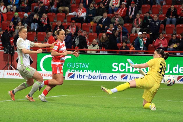 DEU, 2 BL, Frauen, 1 FC Union vs Werder Bremen, 23 03 2026, Stadion Alte Foersterei, Berlin, DEU, 2 BL, Frauen, 1 FC Union vs Werder Bremen, im Bild 3 0 durch Lisa Heiseler 1 FC Union Berlin 7 , Mariella El Sherif Werder Bremen 39 , Michelle Ulbrich Werder Bremen 5 DFL regulations prohibit any use of Photographs as image sequences and or quasi video nordphotoxGmbHx xEngler nph00076
