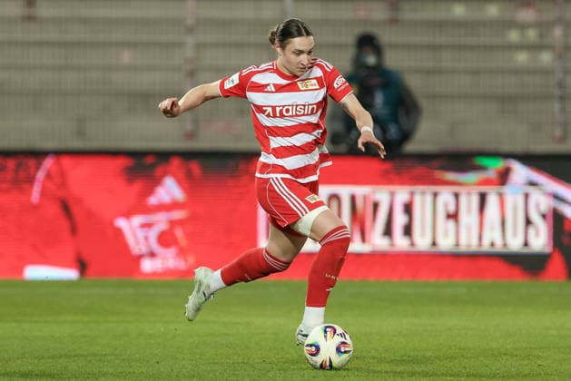 Sophie Weidauer 1 FC Union Berlin, 9 on the ball, cropped image, single image, full body, action, action, game scene, THE DFB REGULATIONS PROHIBIT ANY USE OF PHOTOGRAPHS AS IMAGE SEQUENCES AND OR QUASI VIDEO , 23 03 2026, Berlin Germany , Football, Google Pixel Womens Bundesliga, 1 FC Union Berlin SV Werder Bremen xobx