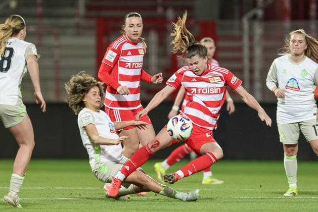 from left Amira Arfaoui SV Werder Bremen, 8 and Nele Bauereisen 1 FC Union Berlin, 23 in the duel that led to the red card, duel, dynamics, action, action, match scene, THE DFB REGULATIONS PROHIBIT ANY USE OF PHOTOGRAPHS AS IMAGE SEQUENCES AND OR QUASI VIDEO , 23 03 2026, Berlin Germany , Football, Google Pixel Womens Bundesliga, 1 FC Union Berlin SV Werder Bremen xobx