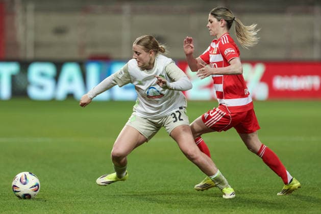 from left Sarah Gutmann SV Werder Bremen, 32 and Eileen Campbell 1 FC Union Berlin, 10 in a duel, dynamic, action, action, game scene, THE DFB REGULATIONS PROHIBIT ANY USE OF PHOTOGRAPHS AS IMAGE SEQUENCES AND OR QUASI VIDEO , 23 03 2026, Berlin Germany , Football, Google Pixel Womens Bundesliga, 1 FC Union Berlin SV Werder Bremen xobx