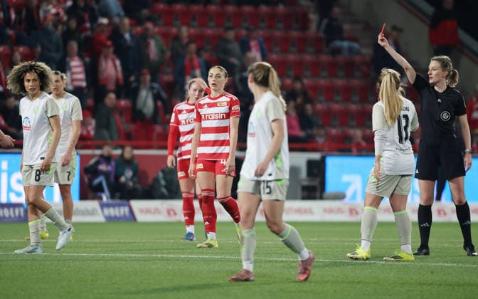 Referee Miriam Schwermer shows red card for Amira Arfaoui li Nr 8 Sport Fußball Fußball Frauen Frauen Bundesliga 21 Spieltag Saison 2025 2026 23 03 2026 1 FC Union Berlin vs SV Werder Bremen DFL regulations prohibit any use of photographs as image sequences and or quasi video