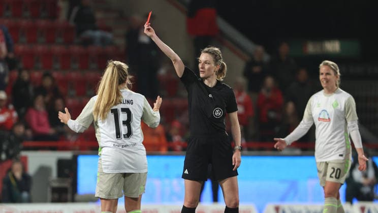 Referee Miriam Schwermer shows red card for Amira Arfaoui not in picture Sport Football Soccer Women Womens Bundesliga 21 Matchday Season 2025 2026 23 03 2026 1 FC Union Berlin vs SV Werder Bremen DFL regulations prohibit any use of photographs as image sequences and or quasi video