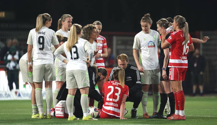 Referee Miriam Schwermer shows red card for Amira Arfaoui 4 v l Sport Football Soccer Women Womens Bundesliga 21 Matchday Season 2025 2026 23 03 2026 1 FC Union Berlin vs SV Werder Bremen DFL regulations prohibit any use of photographs as image sequences and or quasi video