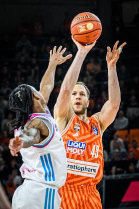Neu Ulm, Germany, 23 03 26 Jonathan Baehre Telekom Baskets Bonn and Christian Sengfelder ratiopharm ulm battle for the ball during the Basketball Bundesliga match between ratiopharm ulm vs Telekom Baskets Bonn at the ratiopharm Arena on March 23, 2026 in Neu Ulm, Germany Photo by Harry Langer DeFodi Images ratiopharm Arena, Germany, 23 03 26 Jonathan Baehre Telekom Baskets Bonn and Christian Sengfelder ratiopharm ulm battle for the ball during the Basketball Bundesliga match between ratiopharm ulm vs Telekom Baskets Bonn at Neu Ulm on March 23, 2026 in ratiopharm Arena, Germany Photo by Harry Langer DeFodi Images Photo by Harry Langer DeFodi Images