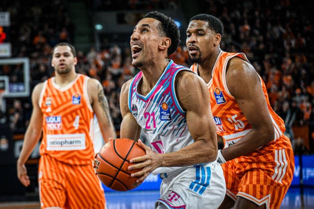 Neu Ulm, Germany, 23 03 26 Joel Aminu Telekom Baskets Bonn and Justin Simon ratiopharm ulm battle for the ball during the Basketball Bundesliga match between ratiopharm ulm vs Telekom Baskets Bonn at the ratiopharm Arena on March 23, 2026 in Neu Ulm, Germany Photo by Harry Langer DeFodi Images ratiopharm Arena, Germany, 23 03 26 Joel Aminu Telekom Baskets Bonn and Justin Simon ratiopharm ulm battle for the ball during the Basketball Bundesliga match between ratiopharm ulm vs Telekom Baskets Bonn at Neu Ulm on March 23, 2026 in ratiopharm Arena, Germany Photo by Harry Langer DeFodi Images Photo by Harry Langer DeFodi Images