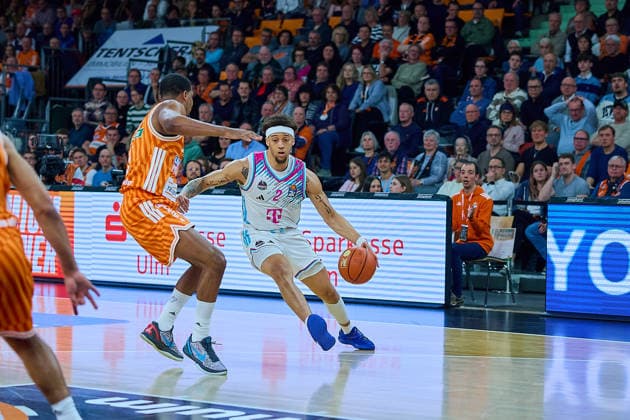 Justin Simon ratiopharm ulm, 15 , Alijah Comithier Telecom Baskets Bonn, 02 GER, ratiopharm ulm vs Telekom Baskets Bonn, Basketball, 25 Matchday, EasyCredit BBL, Season 2025 2026, 23 03 2026 GER, ratiopharm ulm vs Telekom Baskets Bonn, Basketball, 25 Matchday, EasyCredit BBL, Season 2025 2026, 23 03 2026 New Ulm Copyright: xEibner-Pressefoto GeraldxOelze-dexStoppanyx EP_ODS