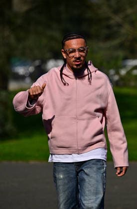 Malo Gusto - Les joueurs de l équipe de France de football arrivent au Centre national de football de Clairefontaine-en-Yveline, France, le 23 mars 2026. Les vice-champions du monde se rendront cette semaine aux Etats-Unis, dans la banlieue de Boston, pour y disputer deux matchs amicaux en préparation de la Coupe du monde 2026. D’abord contre le Brésil jeudi (21h) puis la Colombie dimanche (21h). Christian Liewig Bestimage French soccer team during the Arrival of French team at INF Clairefontaine on March 23, 2026 in Clairefontaine, France. Clairefontaine-en-Yveline France  Copyright: xChristianxLiewigx xBestimagexChristianxLiewigx xBestimagex