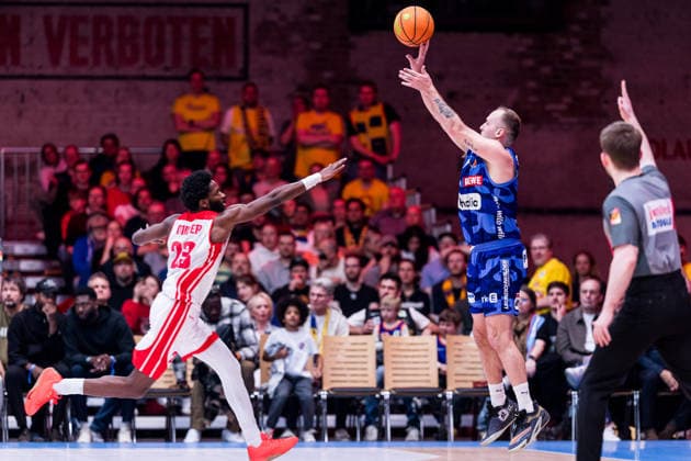 Barmer 2 Basketball Bundesliga ProA RheinStars Cologne vs Phoenix Hagen, 23 03 2026 Michael Jordan Miller RheinStars Cologne, 23 , Devin Lawrence Schmidt Phoenix Hagen, 8 on the shot, three-pointer, three-point shot Barmer 2 Basketball Bundesliga ProA RheinStars Cologne vs Phoenix Hagen, Cologne, Motorworld on 23 03 2026 Copyright: xBEAUTIFULxSPORTS Wunderlx