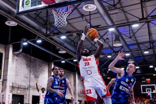 Michael Jordan Miller (RheinStars Köln, 23) im Wurf, Devin Lawrence Schmidt (Phoenix Hagen, 8) verteidigt Barmer 2. Basketball Bundesliga ProA: RheinStars Köln vs Phoenix Hagen, Köln, Motorworld am 23.03.2026 Nordrheinwestfalen Deutschland Copyright: xSteffiexWunderlx