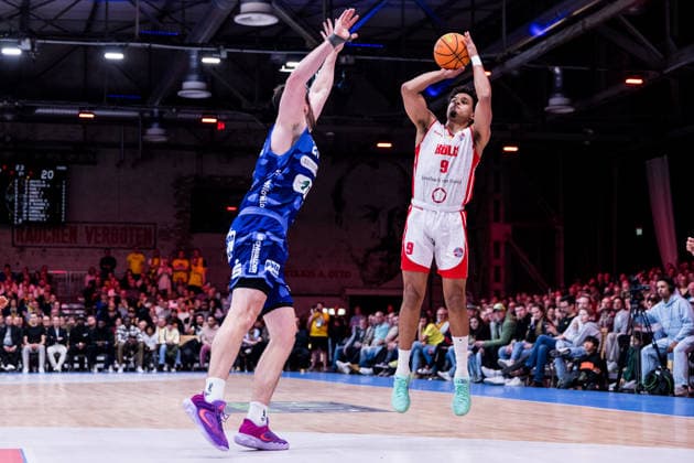 Barmer 2 Basketball Bundesliga ProA RheinStars Cologne vs Phoenix Hagen, 23 03 2026 Tim Uhlemann Phoenix Hagen, 21 , Maximilian Begue RheinStars Cologne, 9 in the throw Barmer 2 Basketball Bundesliga ProA RheinStars Cologne vs Phoenix Hagen, Cologne, Motorworld on 23 03 2026 Copyright: xBEAUTIFULxSPORTS Wunderlx
