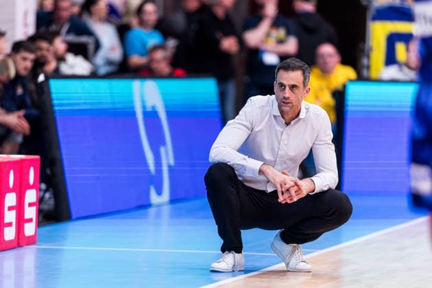 Barmer 2 Basketball Bundesliga ProA RheinStars Cologne vs Phoenix Hagen, 23 03 2026 Chris Harris Coach Phoenix Hagen in the squat Barmer 2 Basketball Bundesliga ProA RheinStars Cologne vs Phoenix Hagen, Cologne, Motorworld on 23 03 2026 Copyright: xBEAUTIFULxSPORTS Wunderlx