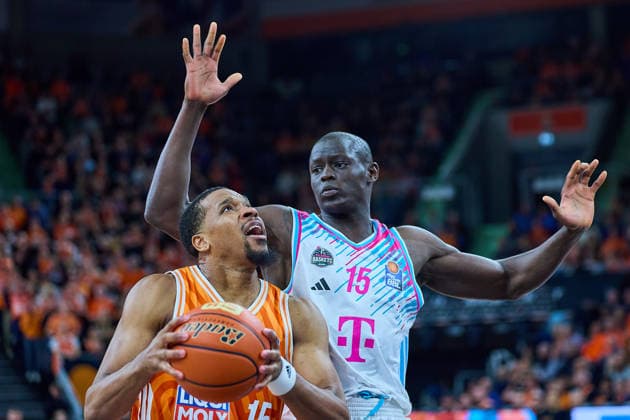 duel, duel Justin Simon ratiopharm ulm, 15 and Kur Jongkuch Telecom Baskets Bonn, 15 GER, ratiopharm ulm vs Telekom Baskets Bonn, Basketball, 25 Matchday, EasyCredit BBL, Season 2025 2026, 23 03 2026 GER, ratiopharm ulm vs Telekom Baskets Bonn, Basketball, 25 Matchday, EasyCredit BBL, Season 2025 2026, 23 03 2026 New Ulm Copyright: xEibner-Pressefoto GeraldxOelze-dexStoppanyx EP_ODS