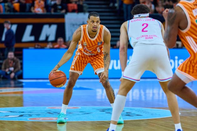 Nelson Weidemann ratiopharm ulm, 00 , Alijah Comithier Telecom Baskets Bonn, 02 GER, ratiopharm ulm vs Telekom Baskets Bonn, Basketball, 25 Matchday, EasyCredit BBL, Season 2025 2026, 23 03 2026 GER, ratiopharm ulm vs Telekom Baskets Bonn, Basketball, 25 Matchday, EasyCredit BBL, Season 2025 2026, 23 03 2026 New Ulm Copyright: xEibner-Pressefoto GeraldxOelze-dexStoppanyx EP_ODS
