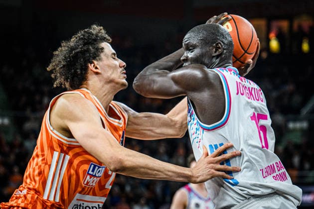 Sport Bilder des Tages Neu Ulm, Deutschland, 23.03.26: Alec Anigbata (ratiopharm ulm) und Kur Jongkuch (Telekom Baskets Bonn) im Zweikampf waehrend des Basketball Bundesliga Spiels zwischen ratiopharm ulm vs Telekom Baskets Bonn in der ratiopharm Arena am 23. März 2026 in Neu Ulm, Deutschland. (Foto von Harry Langer DeFodi Images) ratiopharm Arena, Germany, 23.03.26: Alec Anigbata (ratiopharm ulm) und Kur Jongkuch (Telekom Baskets Bonn) battle for the ball during the Basketball Bundesliga match between ratiopharm ulm vs Telekom Baskets Bonn at Neu Ulm on March 23, 2026 in ratiopharm Arena, Germany. (Photo by Harry Langer DeFodi Images) (Photo by Harry Langer DeFodi Images) - *** Neu Ulm, Germany, 23 03 26 Alec Anigbata ratiopharm ulm and Kur Jongkuch Telekom Baskets Bonn battle for the ball during the Basketball Bundesliga match between ratiopharm ulm vs Telekom Baskets Bonn at ratiopharm Arena on March 23, 2026 in Neu Ulm, Germany Photo by Harry Langer DeFodi Images ratiopharm Arena, Germany, 23 03 26 Alec Anigbata ratiopharm ulm and Kur Jongkuch Telekom Baskets Bonn battle for the ball during the Basketball Bundesliga match between ratiopharm ulm vs Telekom Baskets Bonn at Neu Ulm on March 23, 2026 in ratiopharm Arena, Germany Photo by Harry Langer DeFodi Images Photo by Harry Langer DeFodi Images