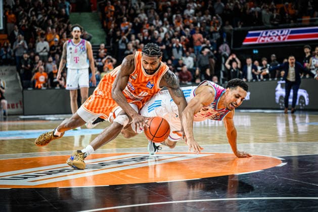 Neu Ulm, Germany, 23 03 26 Malik Osborne ratiopharm ulm andJoel Aminu Telekom Baskets Bonn battle for the ball during the Basketball Bundesliga match between ratiopharm ulm vs Telekom Baskets Bonn at the ratiopharm Arena on March 23, 2026 in Neu Ulm, Germany Photo by Harry Langer DeFodi Images ratiopharm Arena, Germany, 23 03 26 Malik Osborne ratiopharm ulm andJoel Aminu Telekom Baskets Bonn battle for the ball during the Basketball Bundesliga match between ratiopharm ulm vs Telekom Baskets Bonn at Neu Ulm on March 23, 2026 in ratiopharm Arena, Germany Photo by Harry Langer DeFodi Images Photo by Harry Langer DeFodi Images