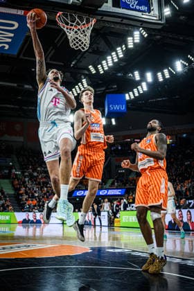 Neu Ulm, Germany, 23 03 26 Michael Kessens Telekom Baskets Bonn , Tobias Jensen ratiopharm ulm and Malik Osborne ratiopharm ulm in a duel during the Basketball Bundesliga match between ratiopharm ulm vs Telekom Baskets Bonn at ratiopharm Arena on March 23, 2026 in Neu Ulm, Germany Photo by Harry Langer DeFodi Images ratiopharm Arena, Germany, 23 03 26 Michael Kessens Telekom Baskets Bonn , Tobias Jensen ratiopharm ulm and Malik Osborne ratiopharm ulm battle for the ball during the Basketball Bundesliga match between ratiopharm ulm vs Telekom Baskets Bonn at Neu Ulm on March 23, 2026 in ratiopharm Arena, Germany Photo by Harry Langer DeFodi Images Photo by Harry Langer DeFodi Images