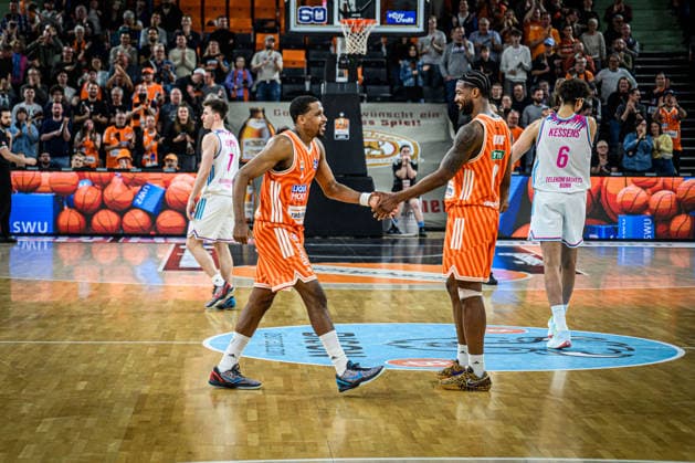 Neu Ulm, Germany, 23 03 26 Justin Simon ratiopharm ulm and Malik Osborne ratiopharm ulm gestures during the Basketball Bundesliga match between ratiopharm ulm vs Telekom Baskets Bonn at the ratiopharm Arena on March 23, 2026 in Neu Ulm, Germany Photo by Harry Langer DeFodi Images ratiopharm Arena, Germany, 23 03 26 Justin Simon ratiopharm ulm and Malik Osborne ratiopharm ulm gestures during the Basketball Bundesliga match between ratiopharm ulm vs Telekom Baskets Bonn at Neu Ulm on March 23, 2026 in ratiopharm Arena, Germany Photo by Harry Langer DeFodi Images Photo by Harry Langer DeFodi Images