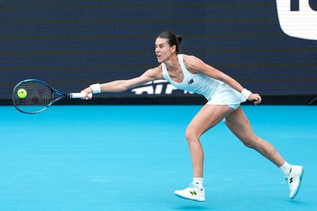 March 23, 2026, Miami Gardens, Florida, USA: Sorana Cirstea (ROU) returns a shot to Coco Gauff (not pictured) during the women s fourth round singles match at the 2026 Miami Open presented by Itau at Hard Rock Stadium. Miami Gardens USA - ZUMAw109 20260323_fap_w109_014 Copyright: xDebbyxWongx