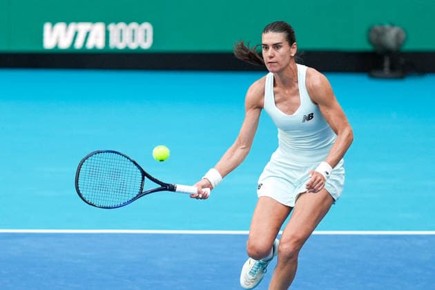 March 23, 2026, Miami Gardens, Florida, USA: Sorana Cirstea (ROU) returns a shot to Coco Gauff (not pictured) during the women s fourth round singles match at the 2026 Miami Open presented by Itau at Hard Rock Stadium. TENNIS 2026: Miami Open.  - ZUMAw109 20260323_fap_w109_017 Copyright: xDebbyxWongx