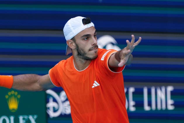 MIAMI GARDENS, FL - MARCH 23: Francisco Cerundolo (ARG) in action during a men™s third round singles match against Daniil Medvedev at the Miami Open on March 23, 2026, at Hard Rock Stadium in Miami Gardens, Florida,(Photo by Chris Arjoon Icon Sportswire) TENNIS: MAR 23 Miami Open EDITORIAL USE ONLY Icon2603230010013
