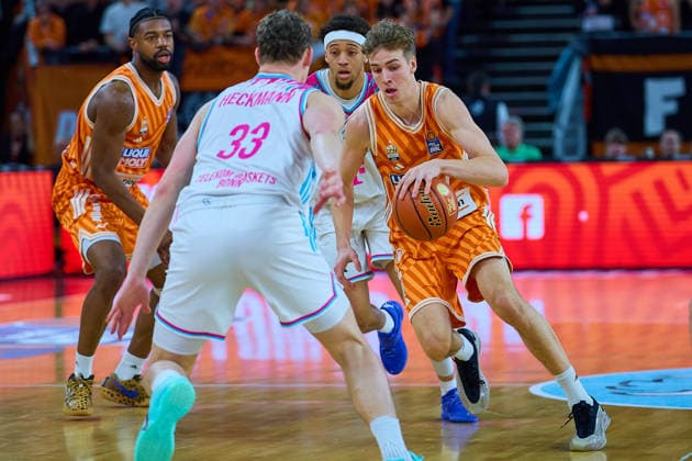 Malik Osborne ratiopharm ulm, 10 , Patrick Heckmann Telecom Baskets Bonn, 33 , Alijah Comithier Telecom Baskets Bonn, 02 , Tobias Jensen ratiopharm ulm, 07 GER, ratiopharm ulm vs Telekom Baskets Bonn, Basketball, 25 Matchday, EasyCredit BBL, Season 2025 2026, 23 03 2026 GER, ratiopharm ulm vs Telekom Baskets Bonn, Basketball, 25 Matchday, EasyCredit BBL, Season 2025 2026, 23 03 2026 New Ulm Copyright: xEibner-Pressefoto GeraldxOelze-dexStoppanyx EP_ODS