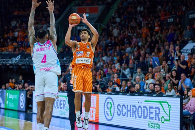 Block attempt by Jeff Garret Jr Telecom Baskets Bonn, 04 against 3-pointer by Mark Smith ratiopharm ulm, 13 GER, ratiopharm ulm vs Telekom Baskets Bonn, Basketball, 25 Matchday, EasyCredit BBL, Season 2025 2026, 23 03 2026 GER, ratiopharm ulm vs Telekom Baskets Bonn, Basketball, 25 Matchday, EasyCredit BBL, Season 2025 2026, 23 03 2026 Neu Ulm Copyright: xEibner-Pressefoto GeraldxOelze-dexStoppanyx EP_ODS