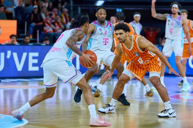 Defense Mark Smith ratiopharm ulm, 13 vs Jalen Finch Telecom Baskets Bonn, 00 , back Jeff Garret Jr Telecom Baskets Bonn, 04 and Michael Kessens Telecom Baskets Bonn, 06 GER, ratiopharm ulm vs Telekom Baskets Bonn, Basketball, 25 Matchday, EasyCredit BBL, Season 2025 2026, 23 03 2026 GER, ratiopharm ulm vs Telekom Baskets Bonn, Basketball, 25 Matchday, EasyCredit BBL, Season 2025 2026, 23 03 2026 New Ulm Copyright: xEibner-Pressefoto GeraldxOelze-dexStoppanyx EP_ODS