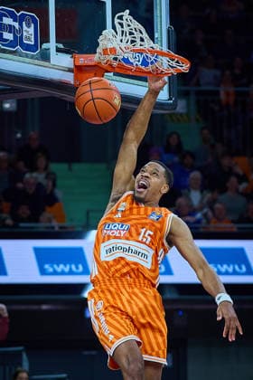 Dunking, Dunk by Justin Simon ratiopharm ulm, 15 GER, ratiopharm ulm vs Telekom Baskets Bonn, Basketball, 25 Matchday, EasyCredit BBL, Season 2025 2026, 23 03 2026 GER, ratiopharm ulm vs Telekom Baskets Bonn, Basketball, 25 Matchday, EasyCredit BBL, Season 2025 2026, 23 03 2026 New Ulm Copyright: xEibner-Pressefoto GeraldxOelze-dexStoppanyx EP_ODS
