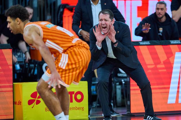 Mark Smith ratiopharm ulm, 13 , Ty Harrelson ratiopharm ulm, Head Coach announces, calls GER, ratiopharm ulm vs Telekom Baskets Bonn, Basketball, 25 Matchday, EasyCredit BBL, Season 2025 2026, 23 03 2026 GER, ratiopharm ulm vs Telekom Baskets Bonn, Basketball, 25 Matchday, EasyCredit BBL, Season 2025 2026, 23 03 2026 New Ulm Copyright: xEibner-Pressefoto GeraldxOelze-dexStoppanyx EP_ODS