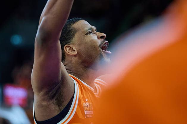 Joy, cheers from Justin Simon ratiopharm ulm, 15 GER, ratiopharm ulm vs Telekom Baskets Bonn, Basketball, 25 Matchday, EasyCredit BBL, Season 2025 2026, 23 03 2026 GER, ratiopharm ulm vs Telekom Baskets Bonn, Basketball, 25 Matchday, EasyCredit BBL, Season 2025 2026, 23 03 2026 New Ulm Copyright: xEibner-Pressefoto GeraldxOelze-dexStoppanyx EP_ODS
