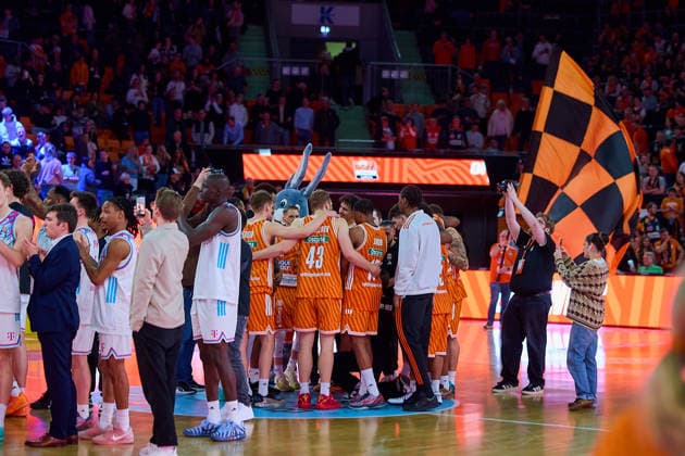 Team of ratiopharm ulm cheers, cheers after victory end of match GER, ratiopharm ulm vs Telekom Baskets Bonn, Basketball, 25 Matchday, EasyCredit BBL, Season 2025 2026, 23 03 2026 GER, ratiopharm ulm vs Telekom Baskets Bonn, Basketball, 25 Matchday, EasyCredit BBL, Season 2025 2026, 23 03 2026 New Ulm Copyright: xEibner-Pressefoto GeraldxOelze-dexStoppanyx EP_ODS