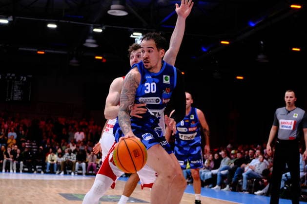 ProA RheinStars Cologne vs Phoenix Hagen, Cologne, 23 03 2026, Motorworld Cologne Jeffrey Carroll 30, Phoenix Hagen, SF trying to pull to the basket ProA RheinStars Cologne vs Phoenix Hagen, Cologne, 23 03 2026, Motorworld Cologne Copyright: xBEAUTIFULxSPORTS Piepenstockx