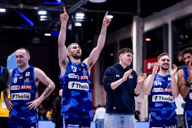 Barmer 2 Basketball Bundesliga ProA RheinStars Cologne vs Phoenix Hagen, 23 03 2026 The Phoenix Hagen players celebrate the narrow victory with Humba with the fans Dominick Jordan from Waaden Phoenix Hagen, 13 Barmer 2 Basketball Bundesliga ProA RheinStars Cologne vs Phoenix Hagen, Cologne, Motorworld on 23 03 2026 Copyright: xBEAUTIFULxSPORTS Wunderlx