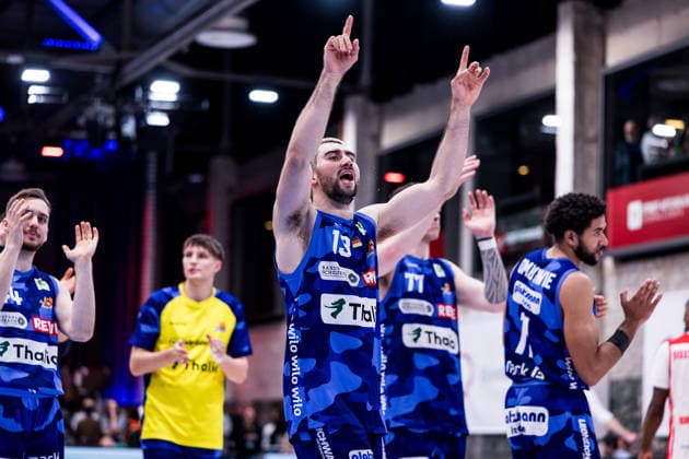 Barmer 2 Basketball Bundesliga ProA RheinStars Cologne vs Phoenix Hagen, 23 03 2026 The players of Phoenix Hagen celebrate the narrow victory with Humba with the fans Dominick Jordan from Waaden Phoenix Hagen, 13 Barmer 2 Basketball Bundesliga ProA RheinStars Cologne vs Phoenix Hagen, Cologne, Motorworld on 23 03 2026 Copyright: xBEAUTIFULxSPORTS Wunderlx