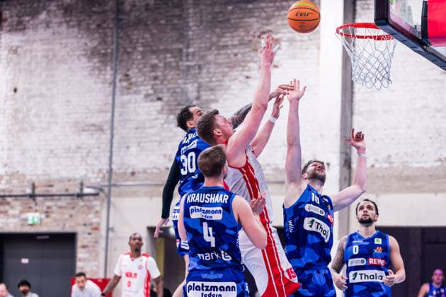 Barmer 2 Basketball Bundesliga ProA RheinStars Cologne vs Phoenix Hagen, 23 03 2026 Björn Rohwer RheinStars Cologne, 15 in the throw surrounded by the Hagen defense Jeffrey Carroll Phoenix Hagen, 30 , Bjarne Kraushaar Phoenix Hagen, 4 , Fabian Bleck Phoenix Hagen, 10 and Marcus Henri Graves Phoenix Hagen, 0 Barmer 2 Basketball Bundesliga ProA RheinStars Cologne vs Phoenix Hagen, Cologne, Motorworld on 23 03 2026 Copyright: xBEAUTIFULxSPORTS Wunderlx
