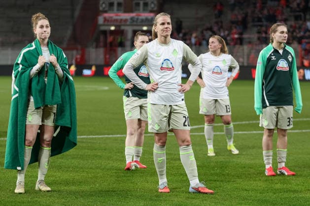 from left Saskia Matheis SV Werder Bremen, 19 , Sarah Ernst SV Werder Bremen, 26 , Lena Petermann SV Werder Bremen, 20 , Ricarda Walkling SV Werder Bremen, 13 and Maria Penner SV Werder Bremen, 33 thank the fans and spectators for their support, THE DFB REGULATIONS PROHIBIT ANY USE OF PHOTOGRAPHS AS IMAGE SEQUENCES AND OR QUASI VIDEO , 23 03 2026, Berlin Germany , Football, Google Pixel Womens Bundesliga, 1 FC Union Berlin SV Werder Bremen xobx