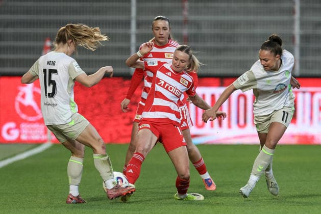 from left Michelle Weiß SV Werder Bremen, 15 , Judith Steinert 1 FC Union Berlin, 17 and Maja Sternad SV Werder Bremen, 11 in duel, duel, dynamics, action, action, game scene, THE DFB REGULATIONS PROHIBIT ANY USE OF PHOTOGRAPHS AS IMAGE SEQUENCES AND OR QUASI VIDEO , 23 03 2026, Berlin Germany , Football, Google Pixel Womens Bundesliga, 1 FC Union Berlin SV Werder Bremen xobx