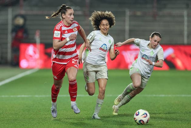 from left Anna Weiß 1 FC Union Berlin, 21 , Amira Arfaoui SV Werder Bremen, 8 and Chiara D Angelo SV Werder Bremen, 2 in running duel, duel, dynamics, action, action, game scene, THE DFB REGULATIONS PROHIBIT ANY USE OF PHOTOGRAPHS AS IMAGE SEQUENCES AND OR QUASI VIDEO , 23 03 2026, Berlin Germany , Football, Google Pixel Womens Bundesliga, 1 FC Union Berlin SV Werder Bremen xobx