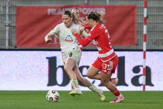 from left Juliane Wirtz SV Werder Bremen, 28 and Tanja Pawollek 1 FC Union Berlin, 31 in a duel, dynamic, action, action, game scene, THE DFB REGULATIONS PROHIBIT ANY USE OF PHOTOGRAPHS AS IMAGE SEQUENCES AND OR QUASI VIDEO , 23 03 2026, Berlin Germany , Football, Google Pixel Womens Bundesliga, 1 FC Union Berlin SV Werder Bremen xobx