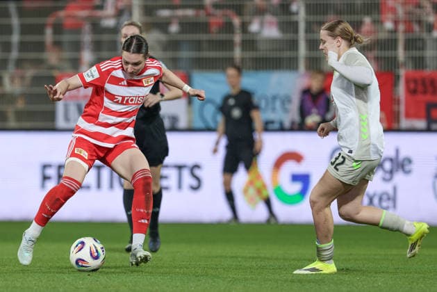 from left Sophie Weidauer 1 FC Union Berlin, 9 and Sarah Gutmann SV Werder Bremen, 32 in a duel, dynamic, action, action, game scene, THE DFB GUIDELINES PROHIBIT ANY USE OF PHOTOGRAPHS AS IMAGE SEQUENCES AND OR QUASI VIDEO DFB REGULATIONS PROHIBIT ANY USE OF PHOTOGRAPHS AS IMAGE SEQUENCES AND OR QUASI VIDEO , 23 03 2026, Berlin Germany , Football, Google Pixel Women Bundesliga, 1 FC Union Berlin SV Werder Bremen xobx