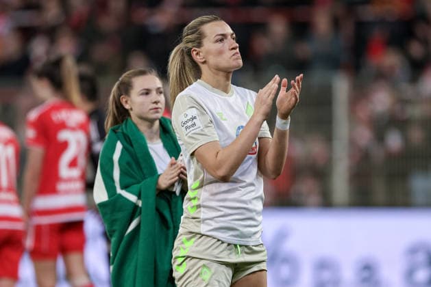 from left Michelle Weiß SV Werder Bremen, 15 and Medina Desic SV Werder Bremen, 9 thanks the fans and spectators for their support, THE DFB REGULATIONS PROHIBIT ANY USE OF PHOTOGRAPHS AS IMAGE SEQUENCES AND OR QUASI VIDEO , 23 03 2026, Berlin Germany , Football, Google Pixel Womens Bundesliga, 1 FC Union Berlin SV Werder Bremen xobx