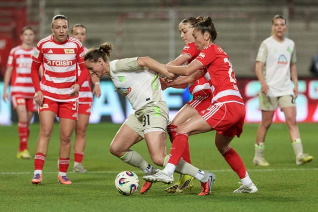 from left Verena Wieder SV Werder Bremen, 31 , Lia Kamber 1 FC Union Berlin, 41 and Amber Tysiak 1 FC Union Berlin, 26 in duel, duel, dynamics, action, action scene, THE DFB REGULATIONS PROHIBIT ANY USE OF PHOTOGRAPHS AS IMAGE SEQUENCES AND OR QUASI VIDEO , 23 03 2026, Berlin Germany , Football, Google Pixel Womens Bundesliga, 1 FC Union Berlin SV Werder Bremen xobx