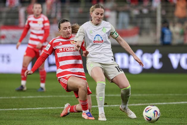 from left Tanja Pawollek 1 FC Union Berlin, 31 and Lina Hausicke SV Werder Bremen, 18 in a duel, dynamic, action, action, game scene, THE DFB REGULATIONS PROHIBIT ANY USE OF PHOTOGRAPHS AS IMAGE SEQUENCES AND OR QUASI VIDEO , 23 03 2026, Berlin Germany , Football, Google Pixel Womens Bundesliga, 1 FC Union Berlin SV Werder Bremen xobx