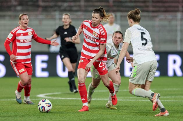 from left Nele Bauereisen 1 FC Union Berlin, 23 , Chiara D Angelo SV Werder Bremen, 2 and Michelle Ulbrich SV Werder Bremen, 5 in duel, duel, dynamics, action, action, game scene, THE DFB REGULATIONS PROHIBIT ANY USE OF PHOTOGRAPHS AS IMAGE SEQUENCES AND OR QUASI VIDEO , 23 03 2026, Berlin Germany , Football, Google Pixel Womens Bundesliga, 1 FC Union Berlin SV Werder Bremen xobx