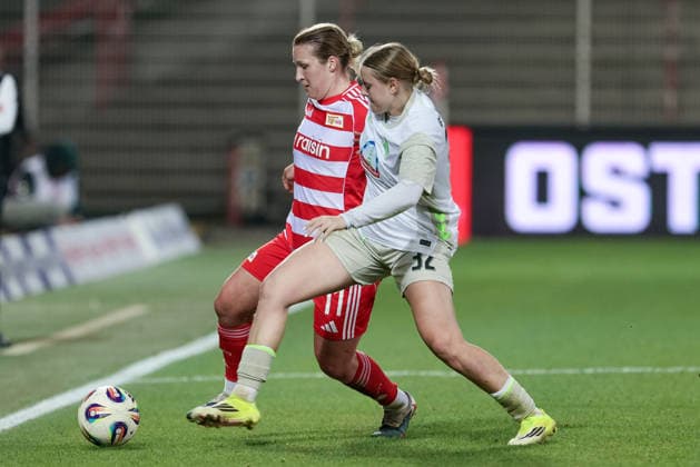 from left Dina Orschmann 1 FC Union Berlin, 11 and Sarah Gutmann SV Werder Bremen, 32 in duel, duel, dynamics, action, action, game scene, THE DFB REGULATIONS PROHIBIT ANY USE OF PHOTOGRAPHS AS IMAGE SEQUENCES AND OR QUASI VIDEO , 23 03 2026, Berlin Germany , Football, Google Pixel Womens Bundesliga, 1 FC Union Berlin SV Werder Bremen xobx